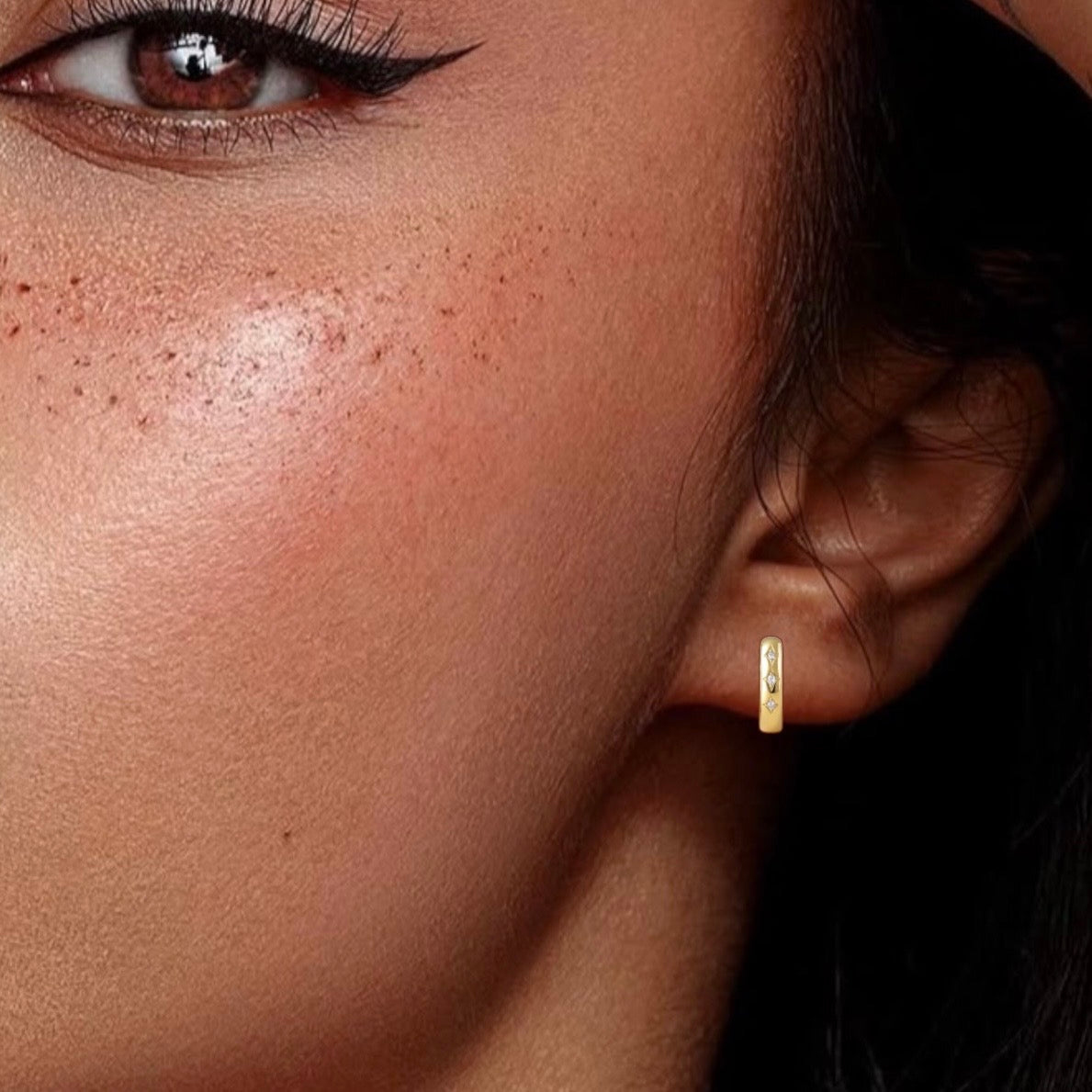 ARITOS 3 PUNTOS EN CIRCONIA BAÑADOS EN ORO