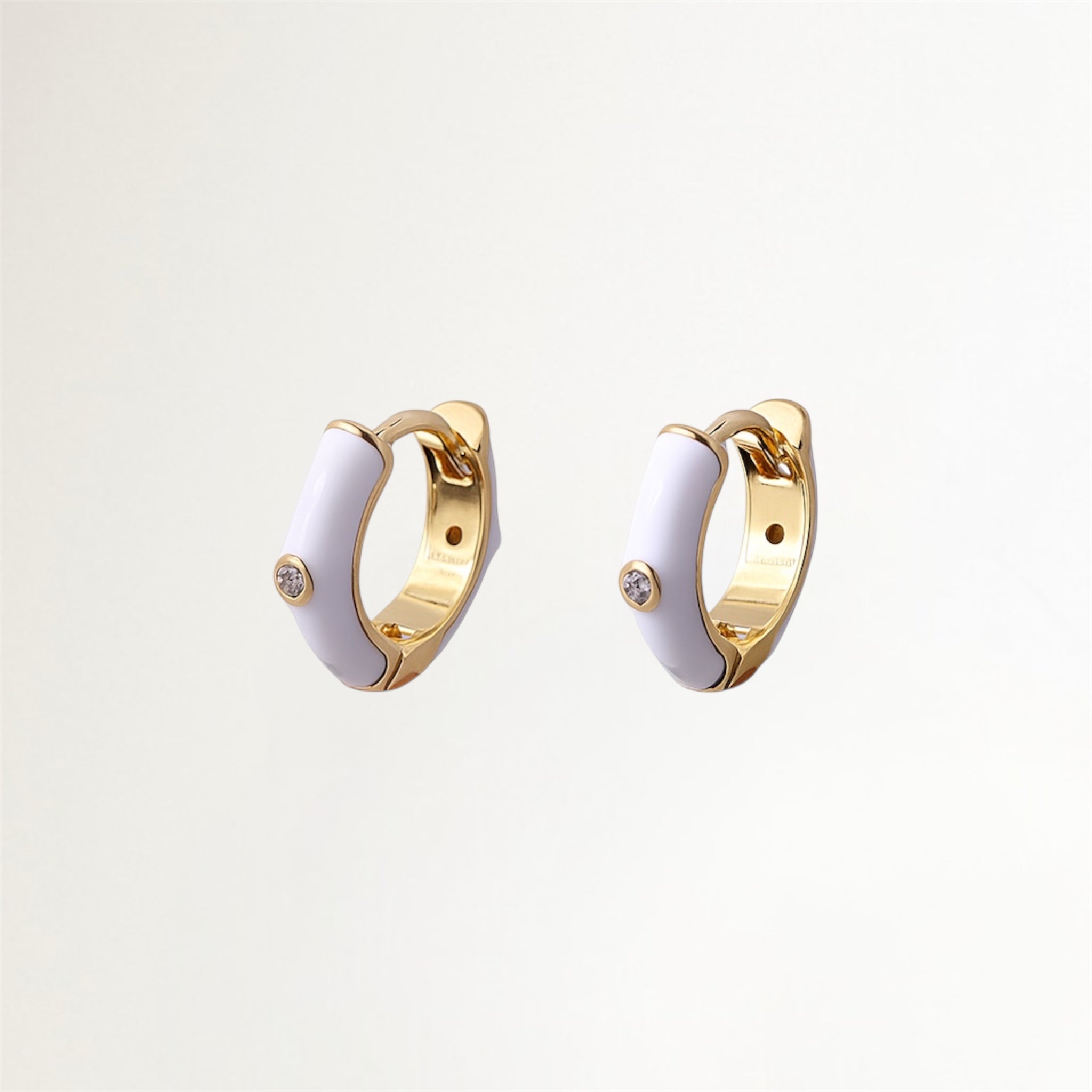 ARGOLLAS DORADAS CON ESMALTE BLANCO Y CIRCON