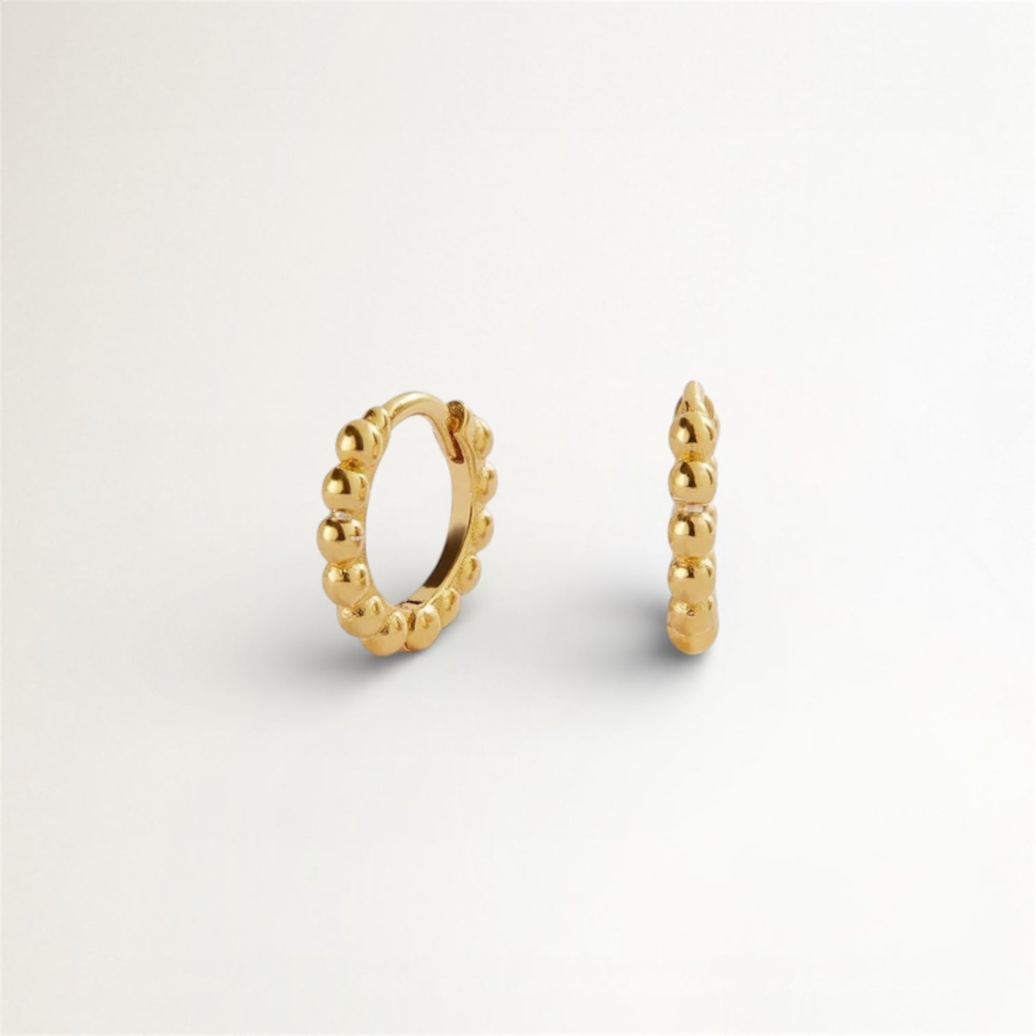 ARITOS CON PUNTOS BAÑADOS EN ORO 10MM